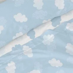 Basic Clouds Parure Drap 160x270 Cm Bleu -Literie Magasin b382c9b2a272424cb69fbe116fab45ff